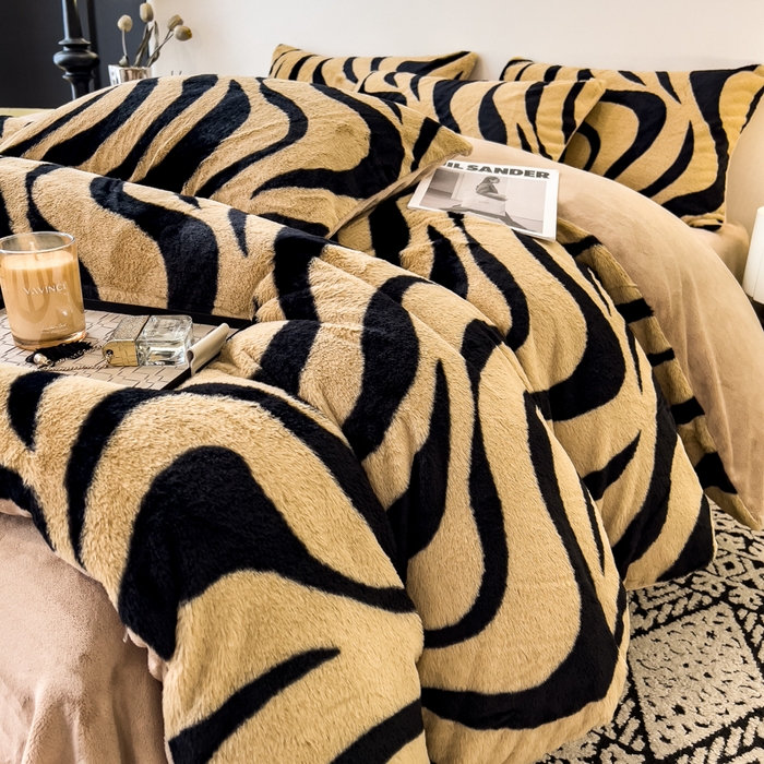 91家纺网 家纺一手货源 找家纺 倾慕家纺 2026新款高克重兔毛绒保暖四件套 斑马纹卡其