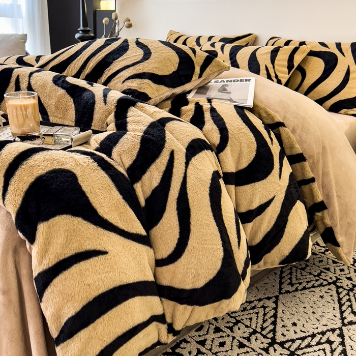 91家纺网 家纺一手货源 找家纺 倾慕家纺 2026新款高克重兔毛绒保暖四件套 斑马纹卡其