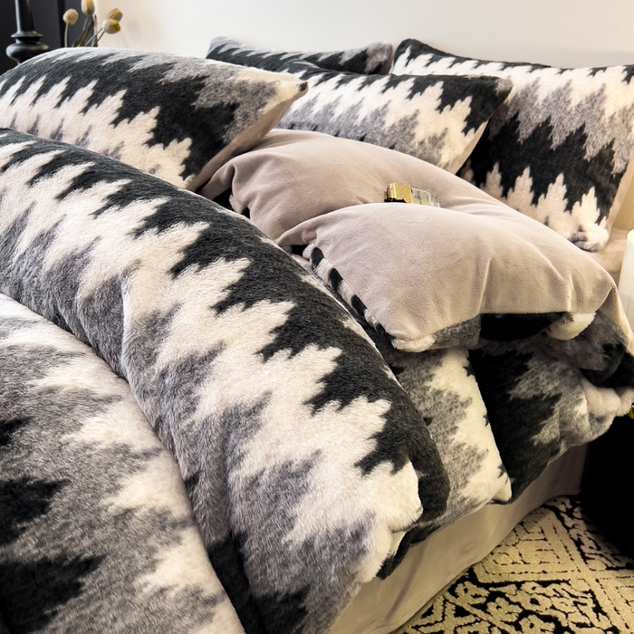 91家纺网 家纺一手货源 找家纺 倾慕家纺 2026新款高克重兔毛绒保暖四件套 泥点曲线灰