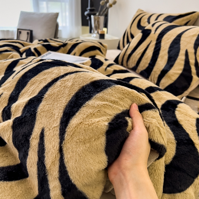 91家纺网 家纺一手货源 找家纺 倾慕家纺 2026新款高克重兔毛绒保暖四件套 斑马纹卡其