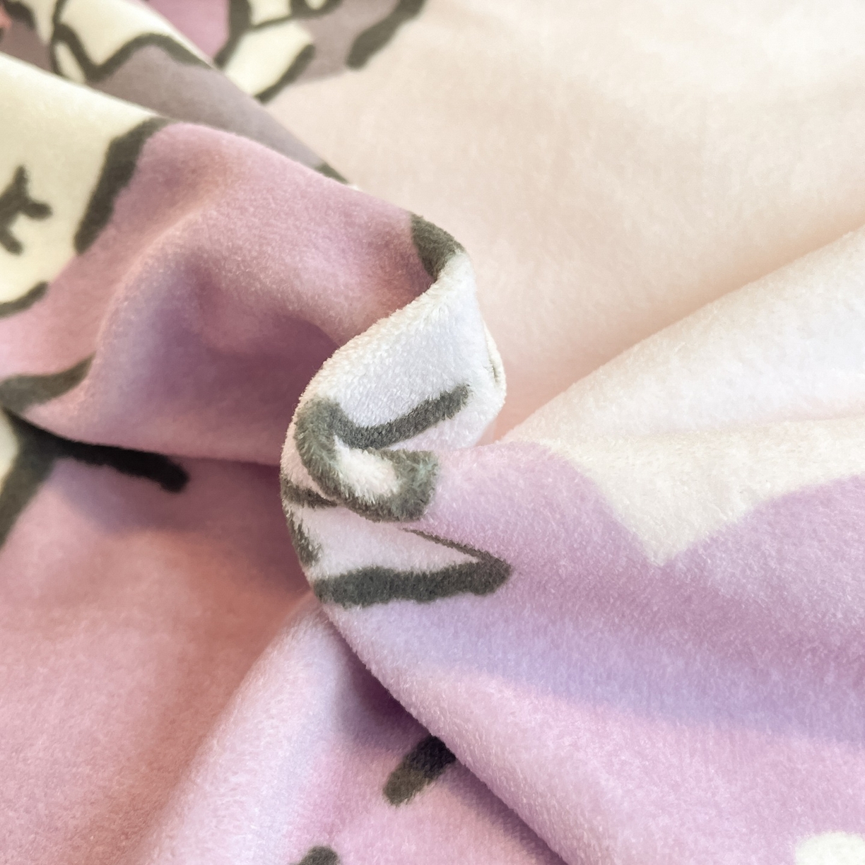 91家纺网 家纺一手货源 找家纺 博雅 2025新款三丽鸥正版授权高克重大版牛奶绒四件套 牛奶绒大版-晚安库洛米