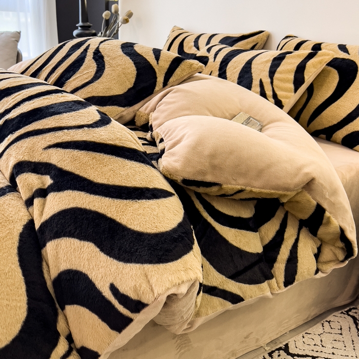 91家纺网 家纺一手货源 找家纺 倾慕家纺 2026新款高克重兔毛绒保暖单被套 斑马纹卡其