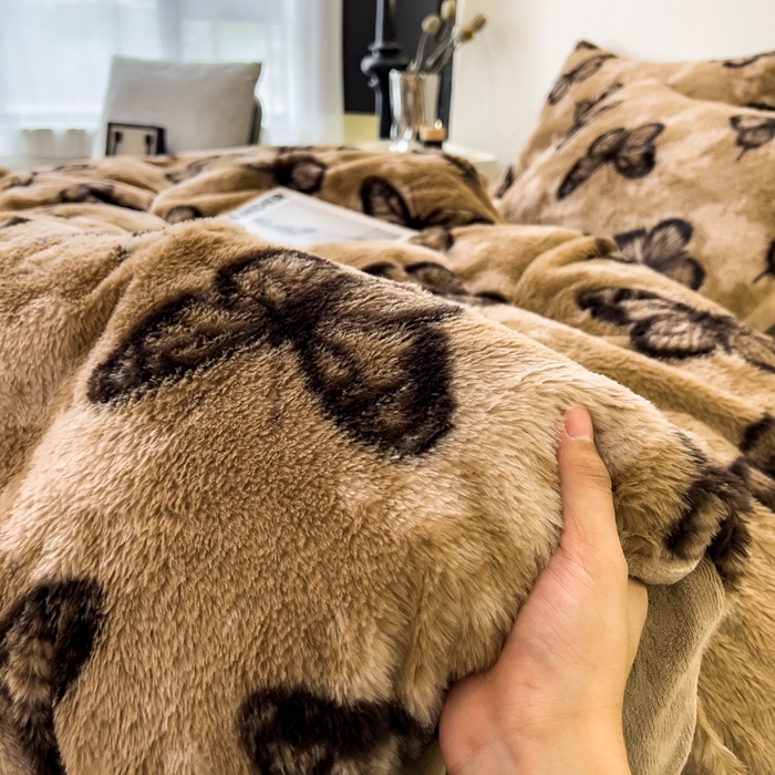 91家纺网 家纺一手货源 找家纺 倾慕家纺 2026新款高克重兔毛绒保暖单被套 蝴蝶纷飞