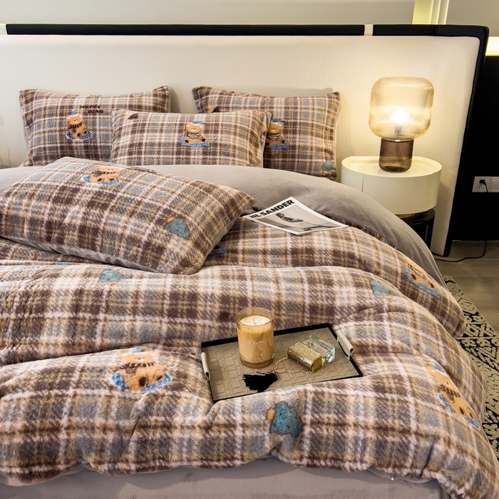 91家纺网 家纺一手货源 找家纺 倾慕家纺 2026新款高克重兔毛绒保暖单被套 线格熊兰绿