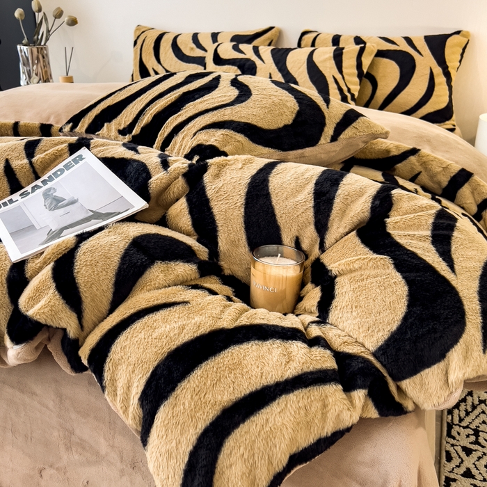 91家纺网 家纺一手货源 找家纺 倾慕家纺 2026新款高克重兔毛绒保暖四件套 斑马纹卡其