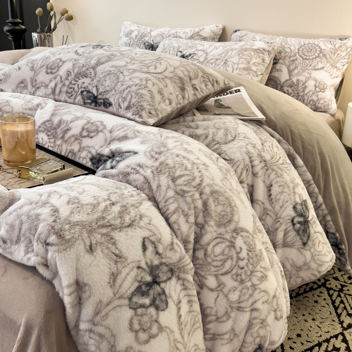 91家纺网 家纺一手货源 找家纺 倾慕家纺 2026新款高克重兔毛绒保暖四件套 蝶影灰