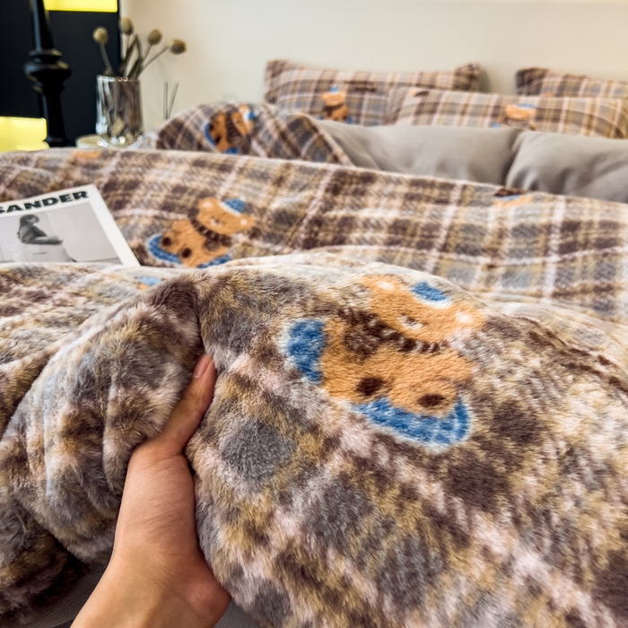 91家纺网 家纺一手货源 找家纺 倾慕家纺 2026新款高克重兔毛绒保暖四件套 线格熊兰绿