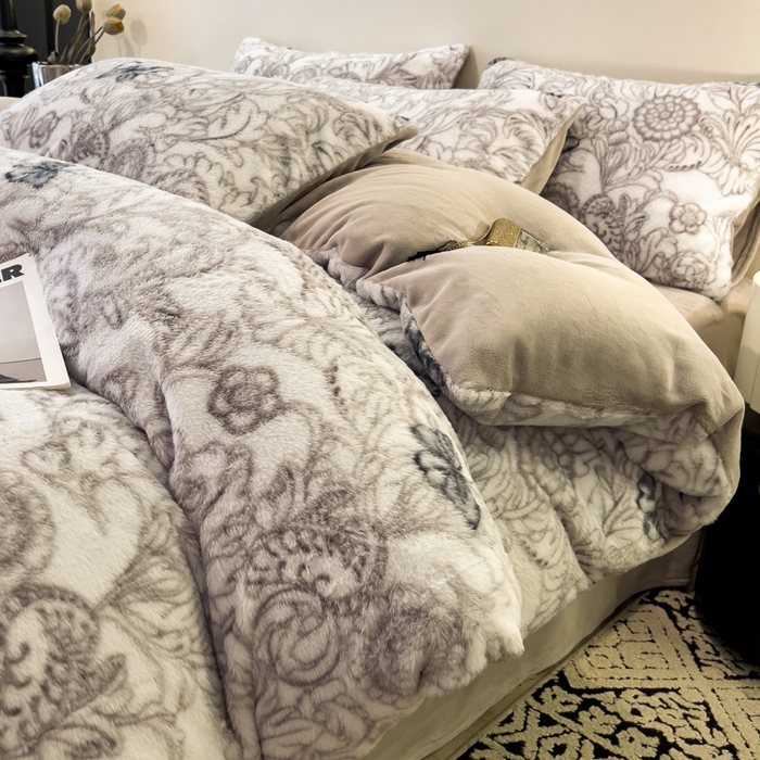 91家纺网 家纺一手货源 找家纺 倾慕家纺 2026新款高克重兔毛绒保暖四件套 蝶影灰