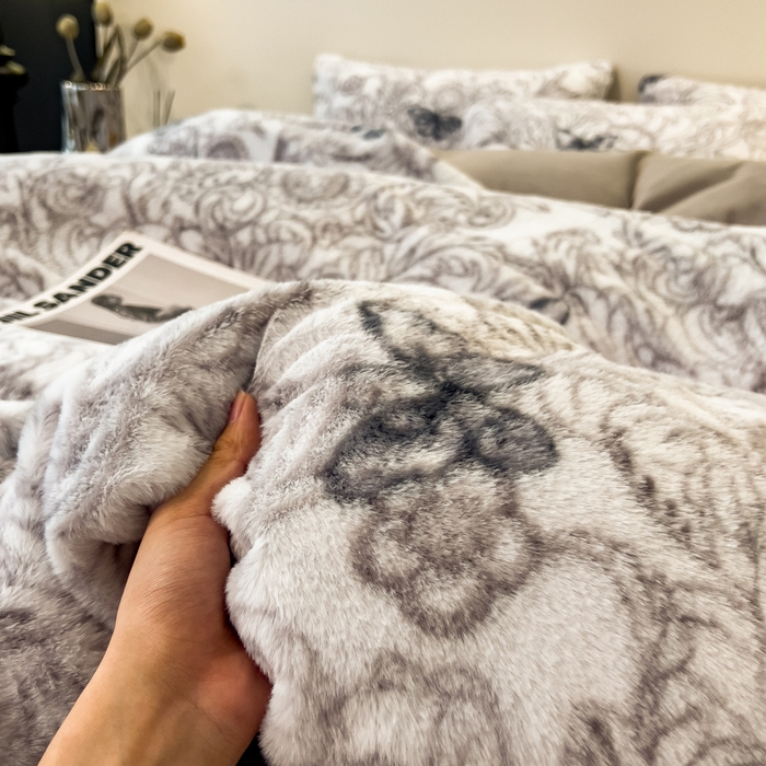 91家纺网 家纺一手货源 找家纺 倾慕家纺 2026新款高克重兔毛绒保暖四件套 蝶影灰