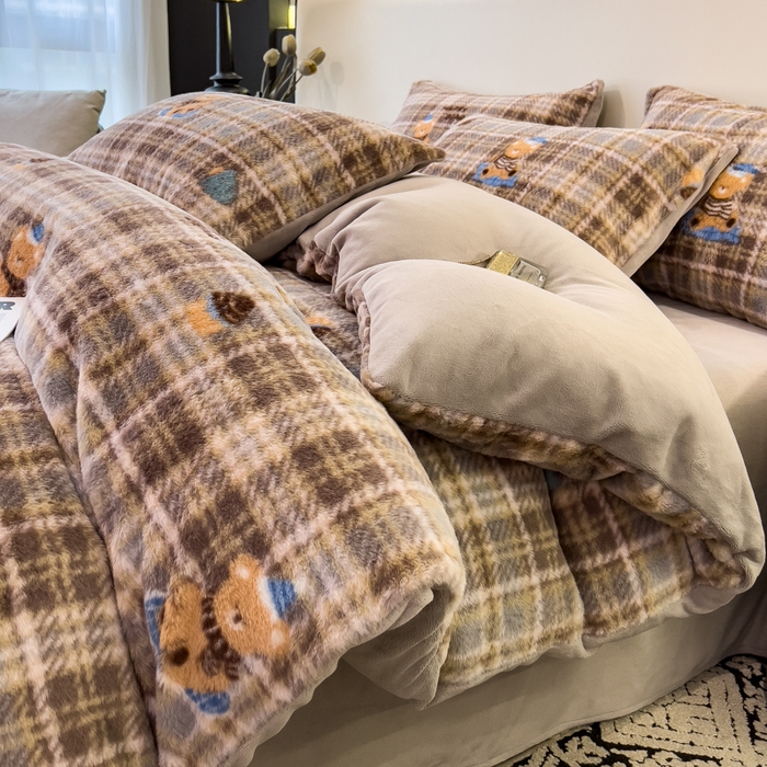 91家纺网 家纺一手货源 找家纺 倾慕家纺 2026新款高克重兔毛绒保暖四件套 线格熊兰绿