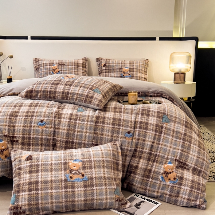 91家纺网 家纺一手货源 找家纺 倾慕家纺 2026新款高克重兔毛绒保暖四件套 线格熊兰绿