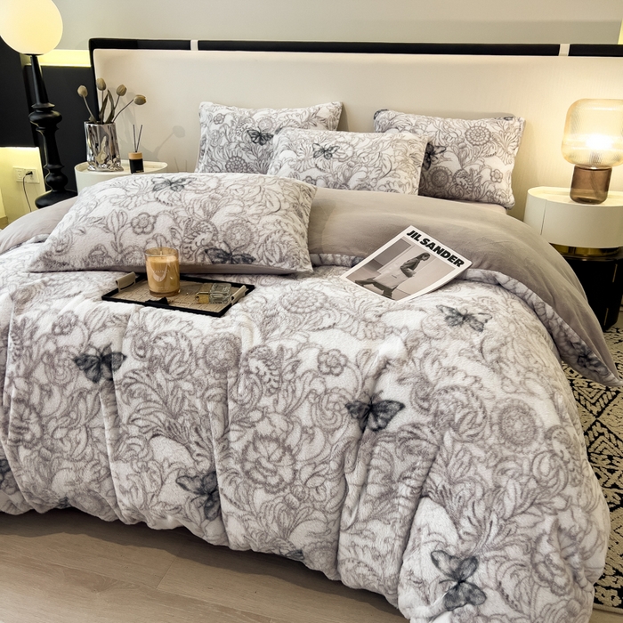 91家纺网 家纺一手货源 找家纺 倾慕家纺 2026新款高克重兔毛绒保暖四件套 蝶影灰