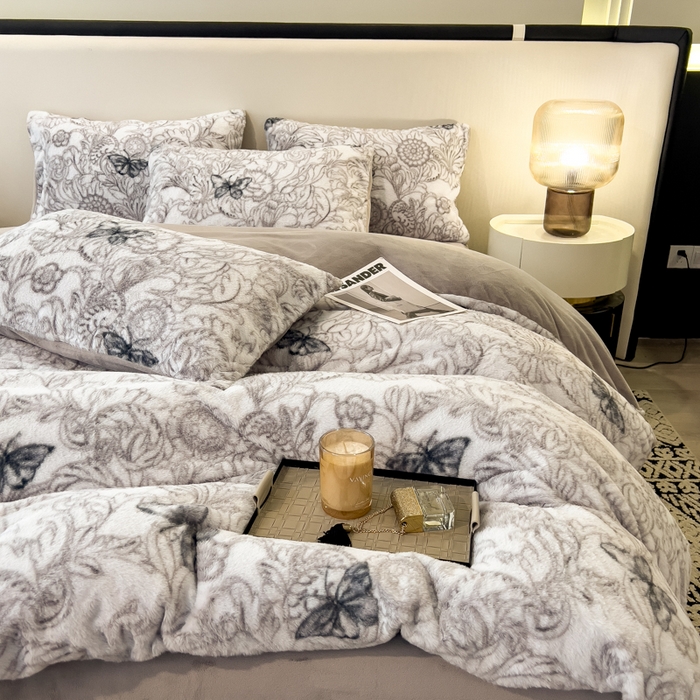 91家纺网 家纺一手货源 找家纺 倾慕家纺 2026新款高克重兔毛绒保暖四件套 蝶影灰