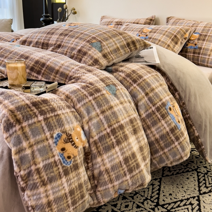 91家纺网 家纺一手货源 找家纺 倾慕家纺 2026新款高克重兔毛绒保暖四件套 线格熊兰绿