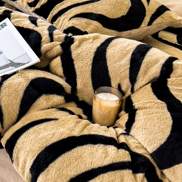 91家纺网 家纺一手货源 找家纺 倾慕家纺 2026新款高克重兔毛绒保暖四件套 斑马纹卡其