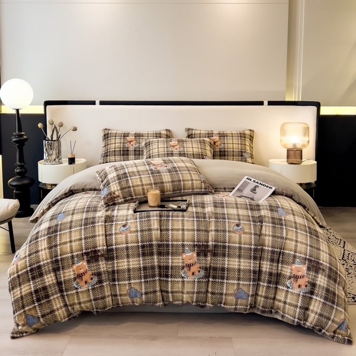 倾慕家纺 2026新款高克重兔毛绒保暖四件套 线格熊黑灰