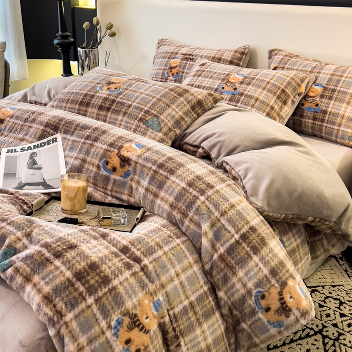 91家纺网 家纺一手货源 找家纺 倾慕家纺 2026新款高克重兔毛绒保暖四件套 线格熊兰绿