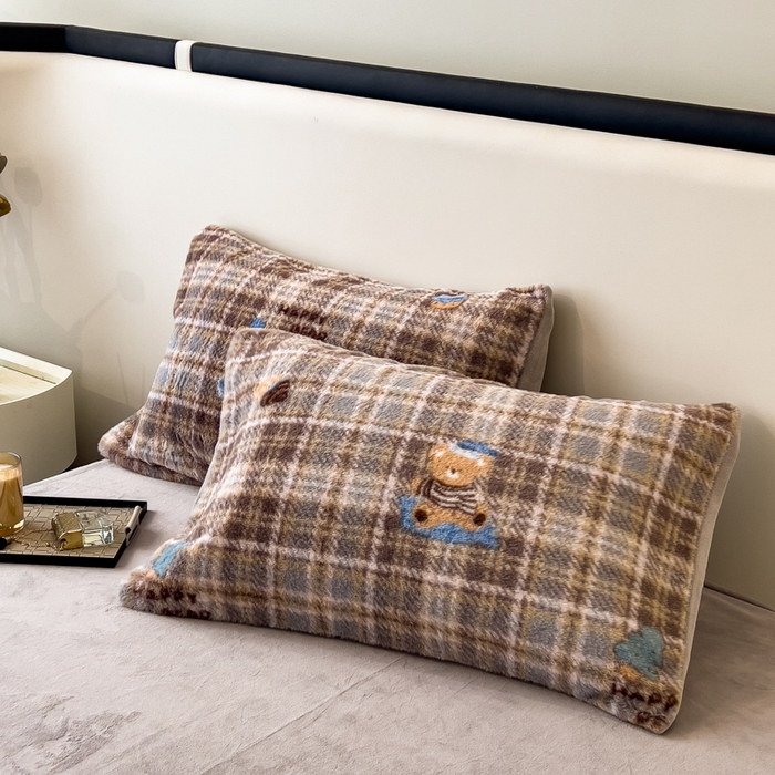 91家纺网 家纺一手货源 找家纺 倾慕家纺 2026新款高克重兔毛绒保暖单被套 线格熊兰绿