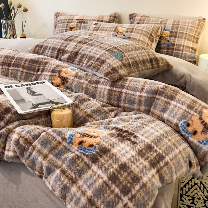 91家纺网 家纺一手货源 找家纺 倾慕家纺 2026新款高克重兔毛绒保暖单被套 线格熊兰绿