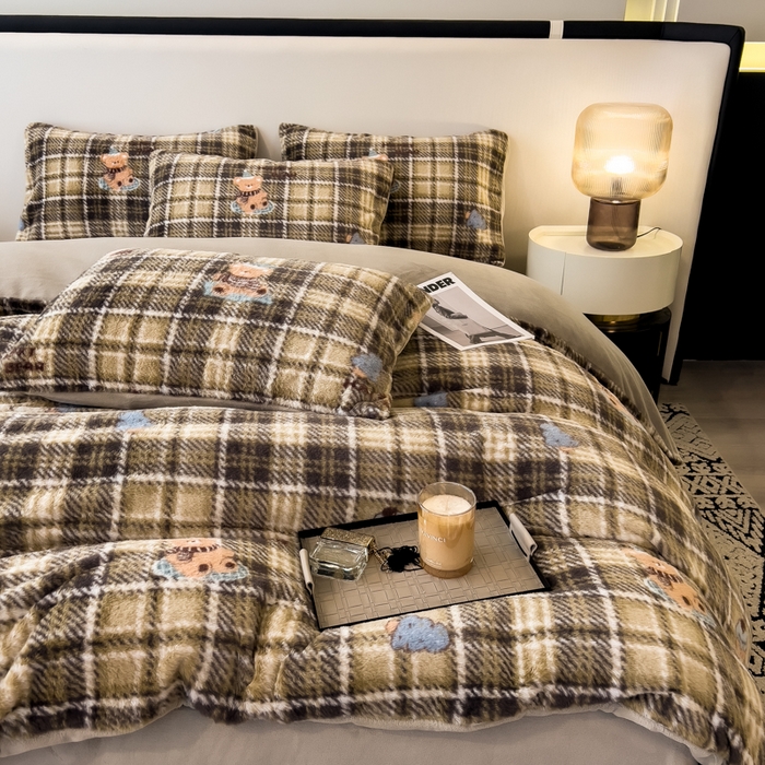 91家纺网 家纺一手货源 找家纺 倾慕家纺 2026新款高克重兔毛绒保暖四件套 线格熊黑灰