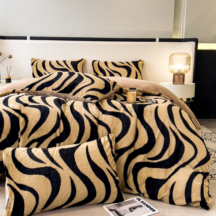 91家纺网 家纺一手货源 找家纺 倾慕家纺 2026新款高克重兔毛绒保暖单被套 斑马纹卡其