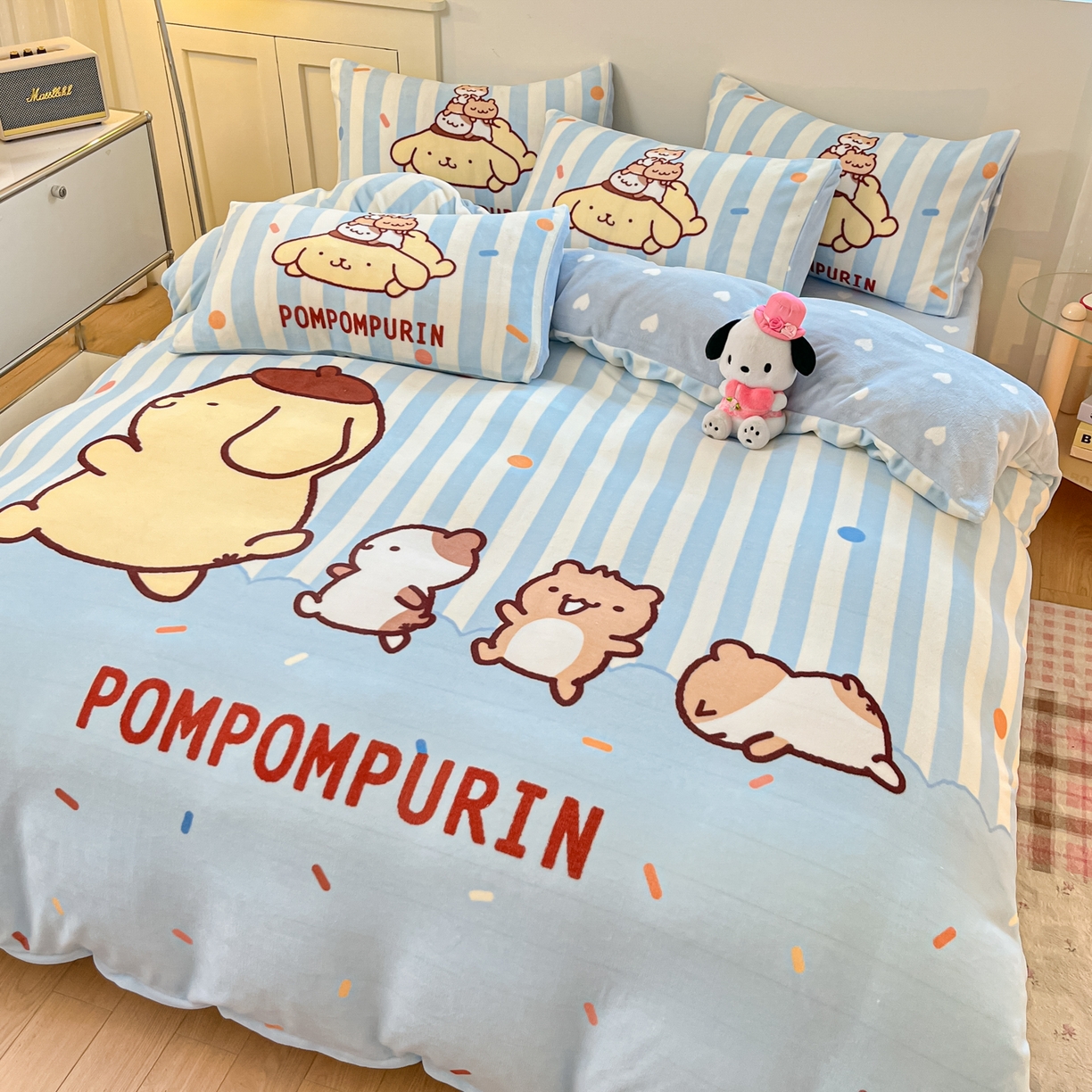 91家纺网 家纺一手货源 找家纺 博雅 2025新款三丽鸥正版授权高克重大版牛奶绒四件套 牛奶绒大版-小彩带布丁狗