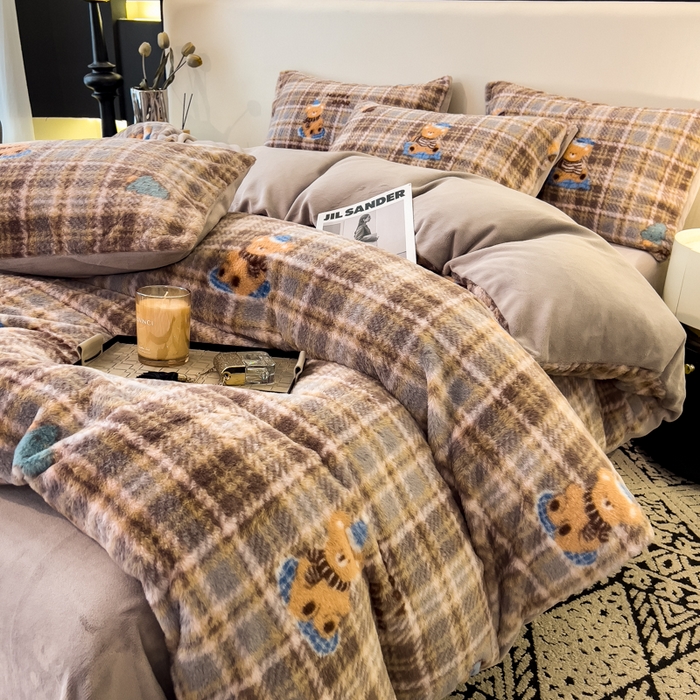 91家纺网 家纺一手货源 找家纺 倾慕家纺 2026新款高克重兔毛绒保暖单被套 线格熊兰绿