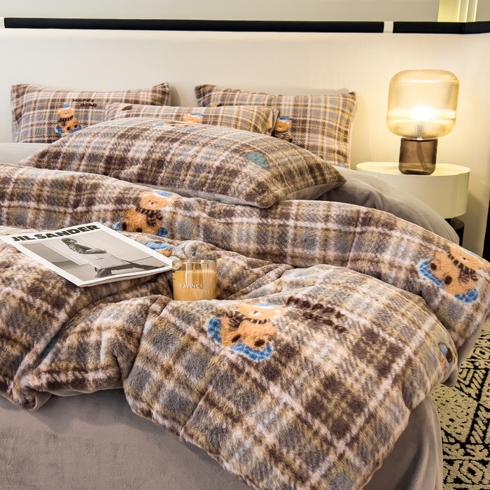 91家纺网 家纺一手货源 找家纺 倾慕家纺 2026新款高克重兔毛绒保暖单被套 线格熊兰绿