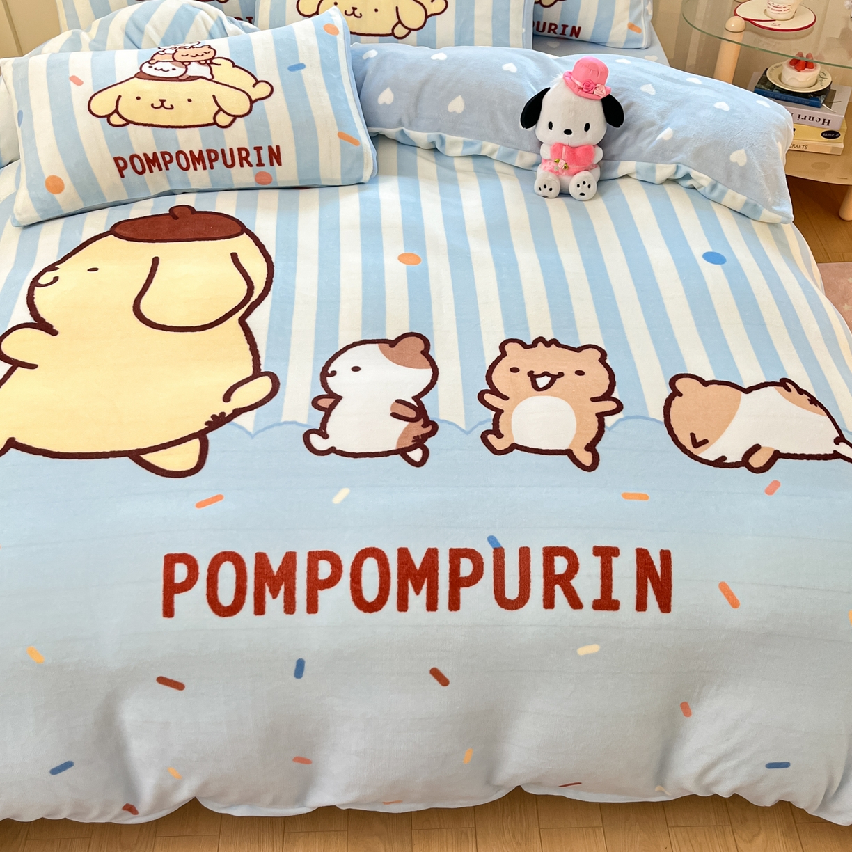 91家纺网 家纺一手货源 找家纺 博雅 2025新款三丽鸥正版授权高克重大版牛奶绒四件套 牛奶绒大版-小彩带布丁狗