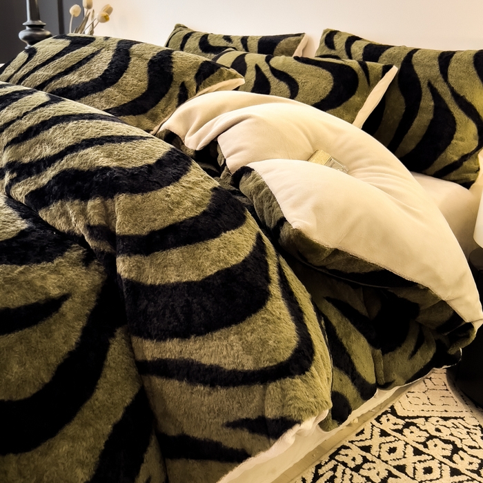 91家纺网 家纺一手货源 找家纺 倾慕家纺 2026新款高克重兔毛绒保暖四件套 斑马纹绿