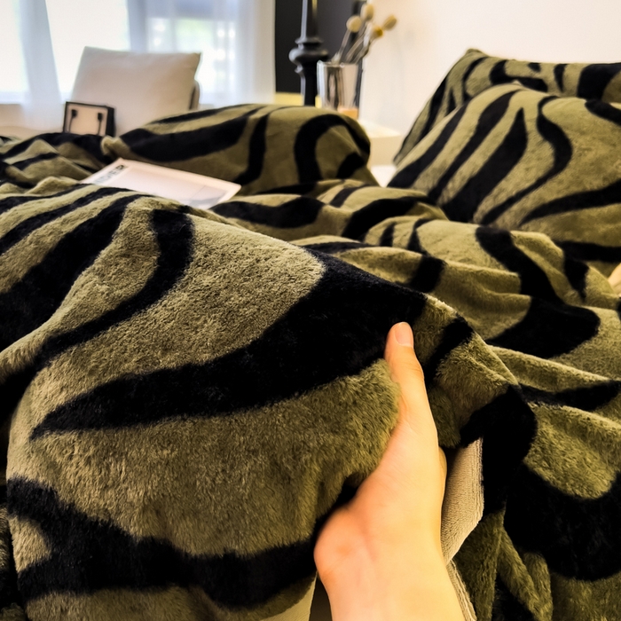 91家纺网 家纺一手货源 找家纺 倾慕家纺 2026新款高克重兔毛绒保暖四件套 斑马纹绿