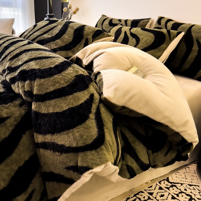 91家纺网 家纺一手货源 找家纺 倾慕家纺 2026新款高克重兔毛绒保暖四件套 斑马纹绿