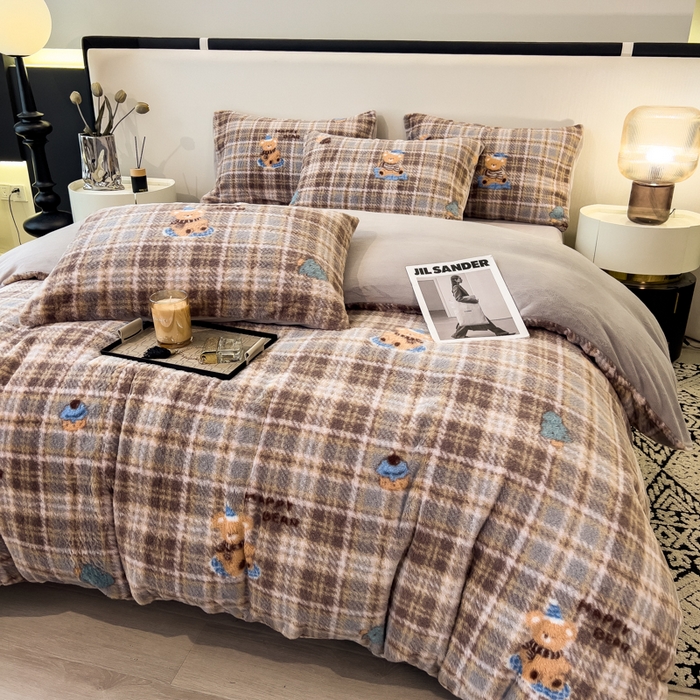 91家纺网 家纺一手货源 找家纺 倾慕家纺 2026新款高克重兔毛绒保暖单被套 线格熊兰绿