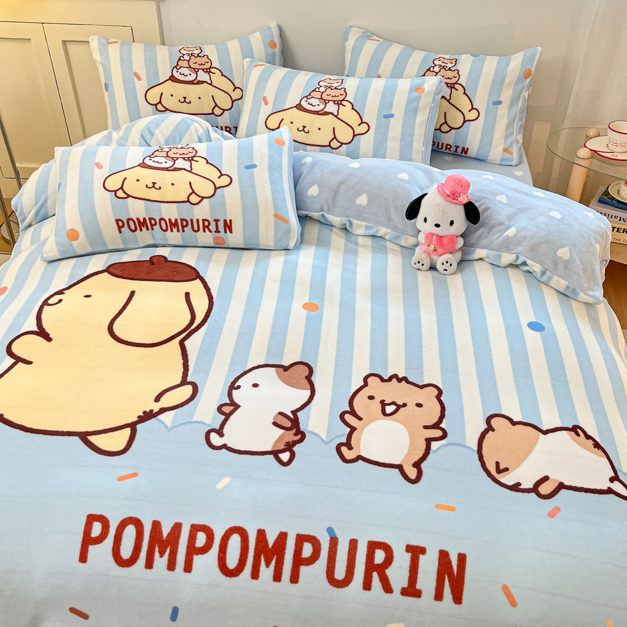 91家纺网 家纺一手货源 找家纺 博雅 2025新款三丽鸥正版授权高克重大版牛奶绒四件套 牛奶绒大版-小彩带布丁狗