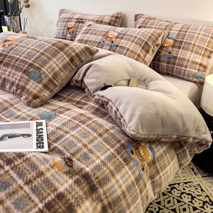 91家纺网 家纺一手货源 找家纺 倾慕家纺 2026新款高克重兔毛绒保暖单被套 线格熊兰绿