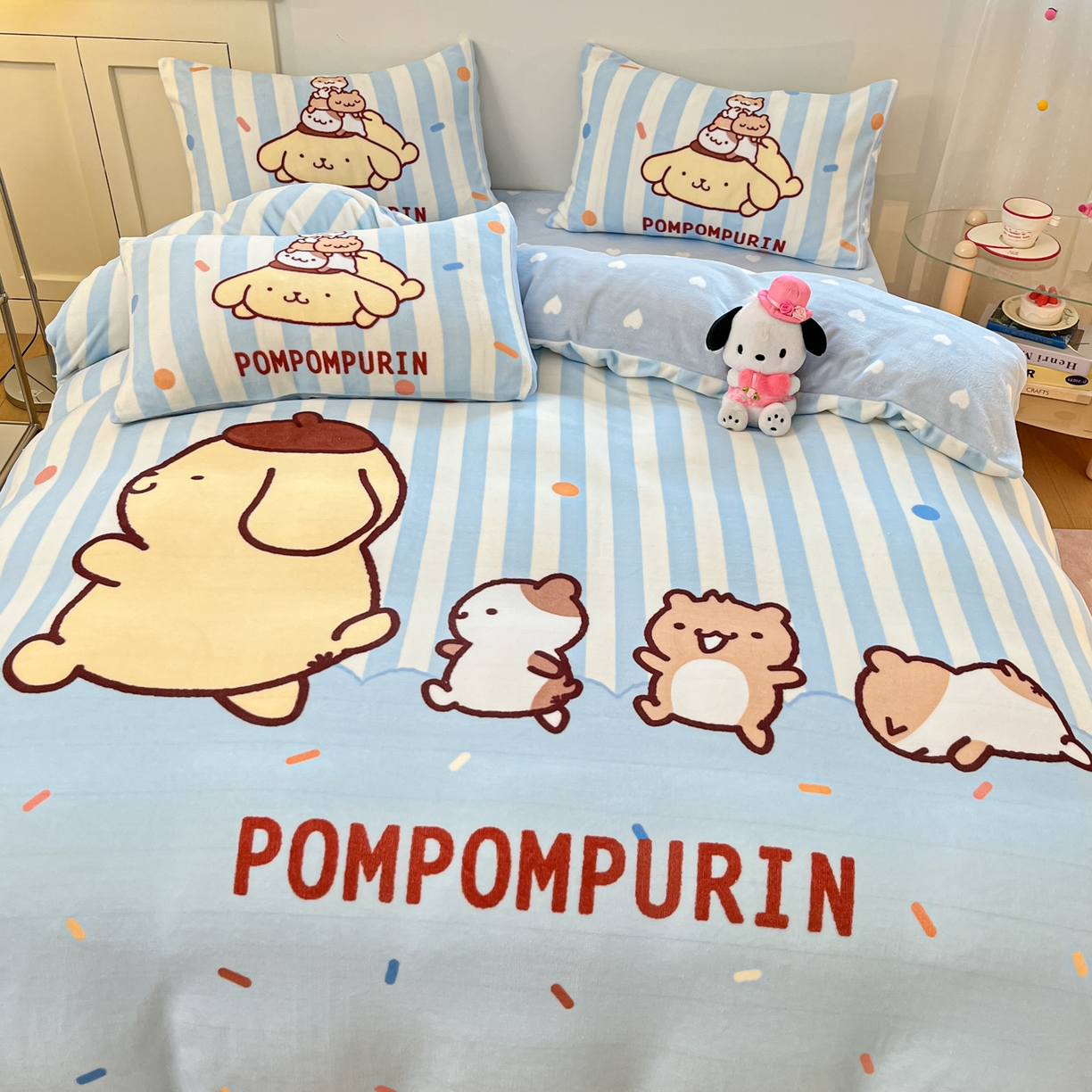 91家纺网 家纺一手货源 找家纺 博雅 2025新款三丽鸥正版授权高克重大版牛奶绒四件套 牛奶绒大版-小彩带布丁狗