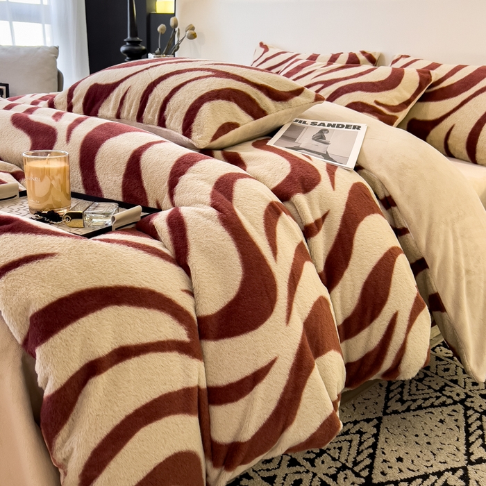91家纺网 家纺一手货源 找家纺 倾慕家纺 2026新款高克重兔毛绒保暖单被套 斑马纹红