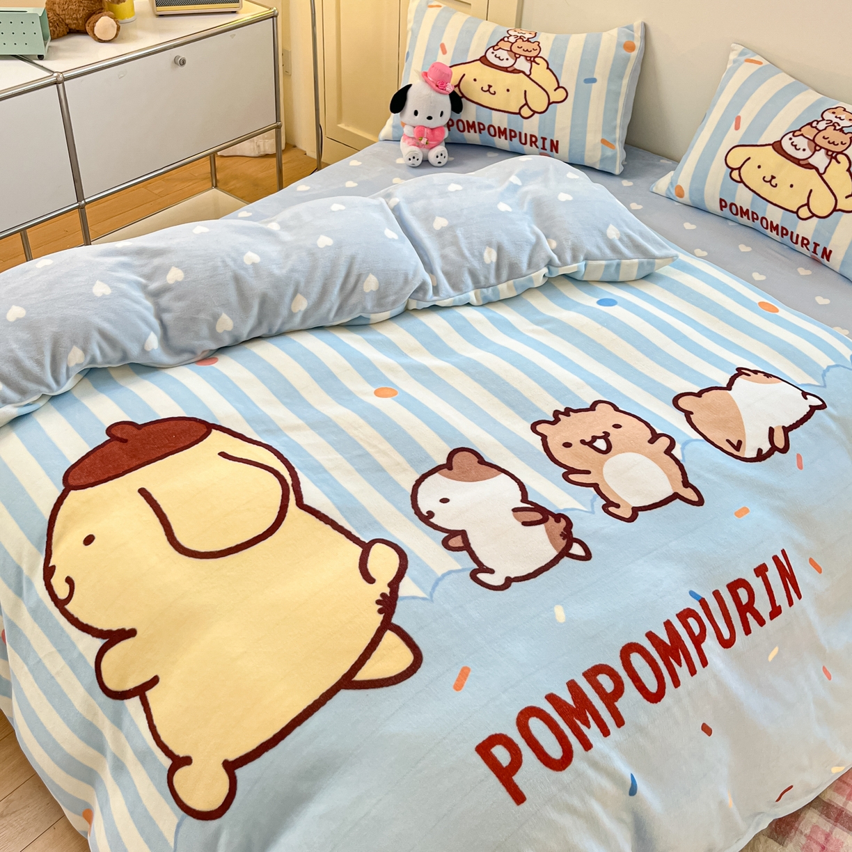 91家纺网 家纺一手货源 找家纺 博雅 2025新款三丽鸥正版授权高克重大版牛奶绒四件套 牛奶绒大版-小彩带布丁狗