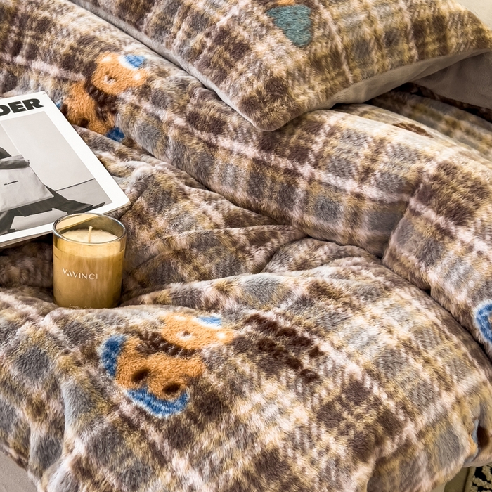 91家纺网 家纺一手货源 找家纺 倾慕家纺 2026新款高克重兔毛绒保暖单被套 线格熊兰绿