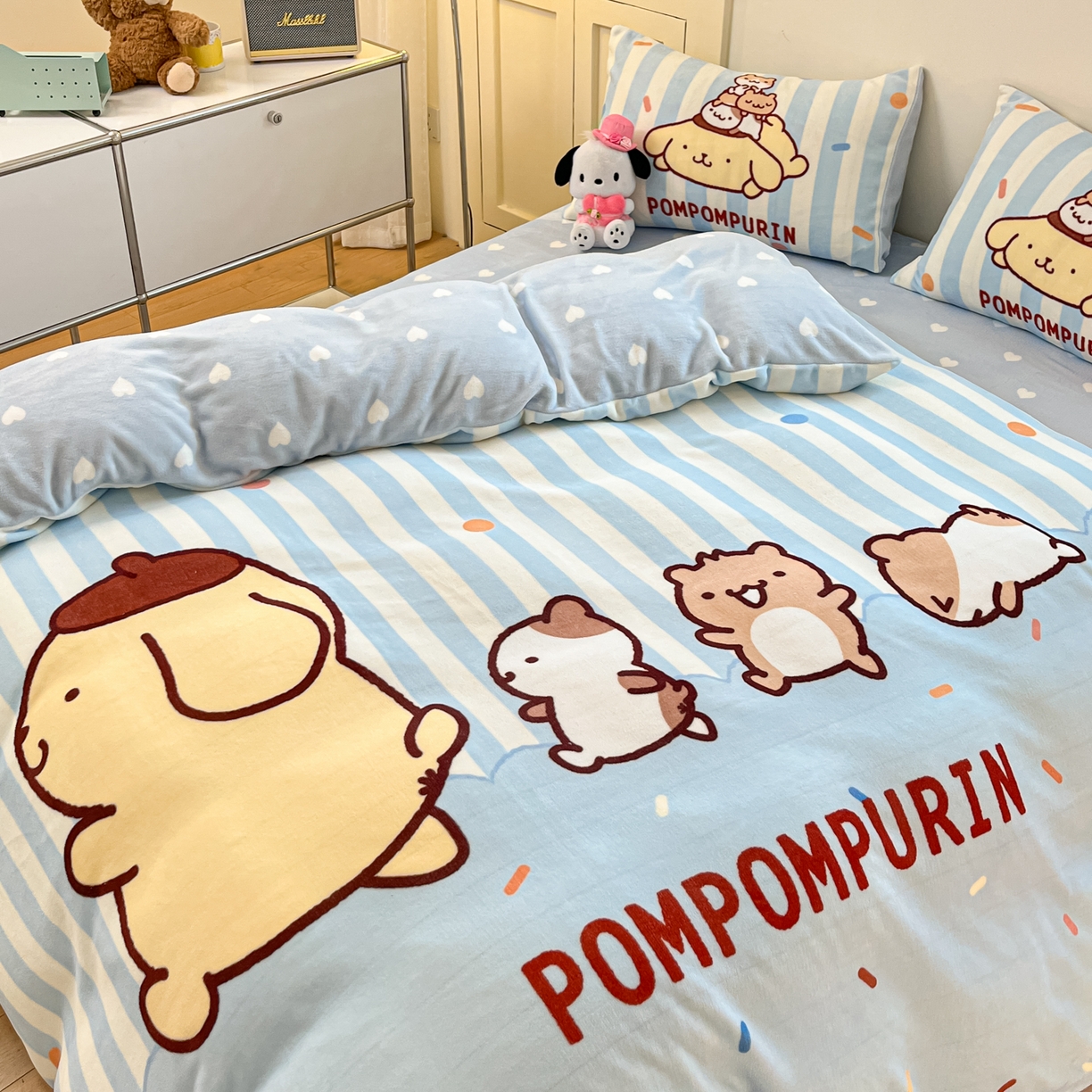 91家纺网 家纺一手货源 找家纺 博雅 2025新款三丽鸥正版授权高克重大版牛奶绒四件套 牛奶绒大版-小彩带布丁狗