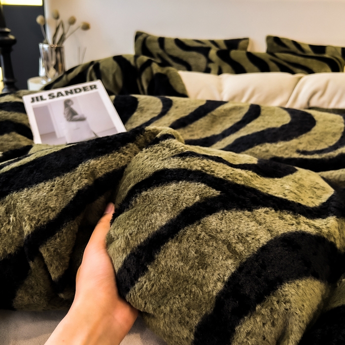 91家纺网 家纺一手货源 找家纺 倾慕家纺 2026新款高克重兔毛绒保暖四件套 斑马纹绿