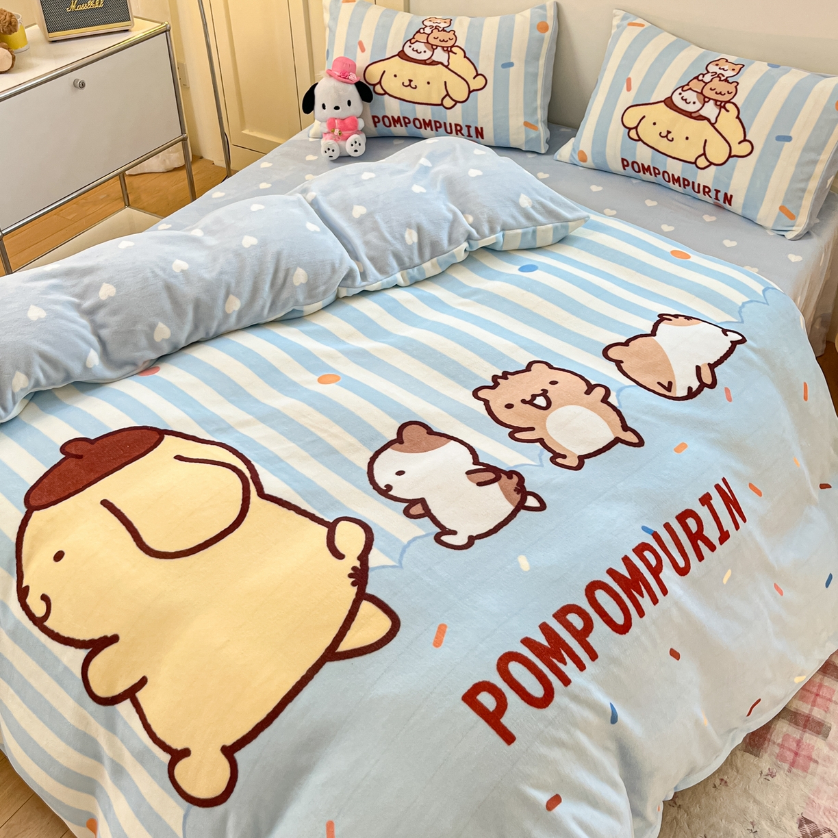 91家纺网 家纺一手货源 找家纺 博雅 2025新款三丽鸥正版授权高克重大版牛奶绒四件套 牛奶绒大版-小彩带布丁狗