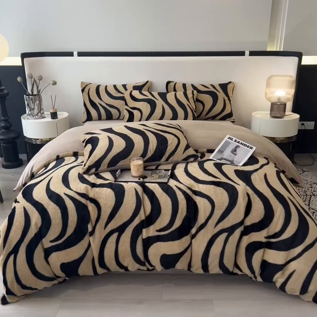 91家纺网 家纺一手货源 找家纺 倾慕家纺 2026新款高克重兔毛绒保暖四件套 斑马纹卡其