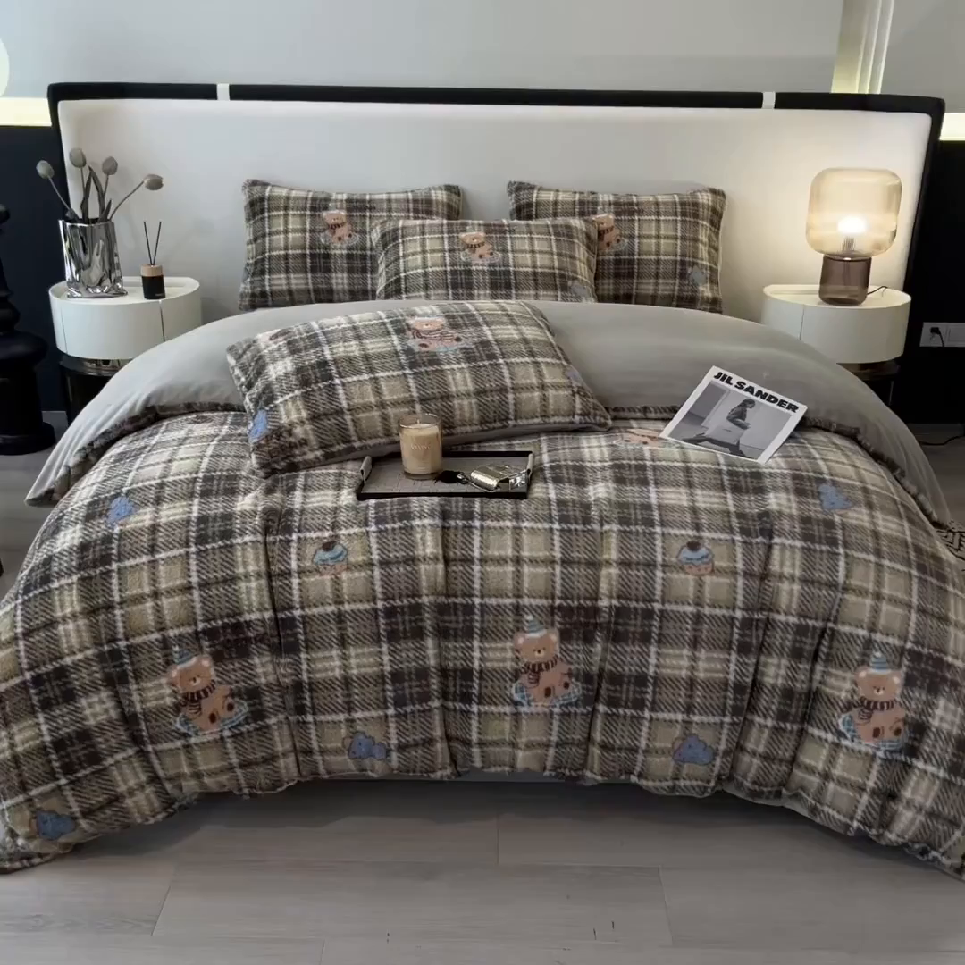 91家纺网 家纺一手货源 找家纺 倾慕家纺 2026新款高克重兔毛绒保暖四件套 线格熊兰绿