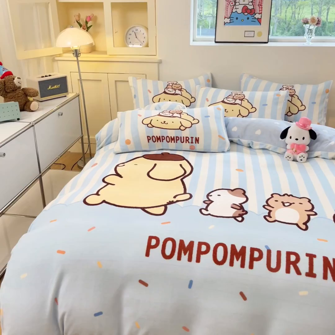 91家纺网 家纺一手货源 找家纺 博雅 2025新款三丽鸥正版授权高克重大版牛奶绒四件套 牛奶绒大版-小彩带布丁狗