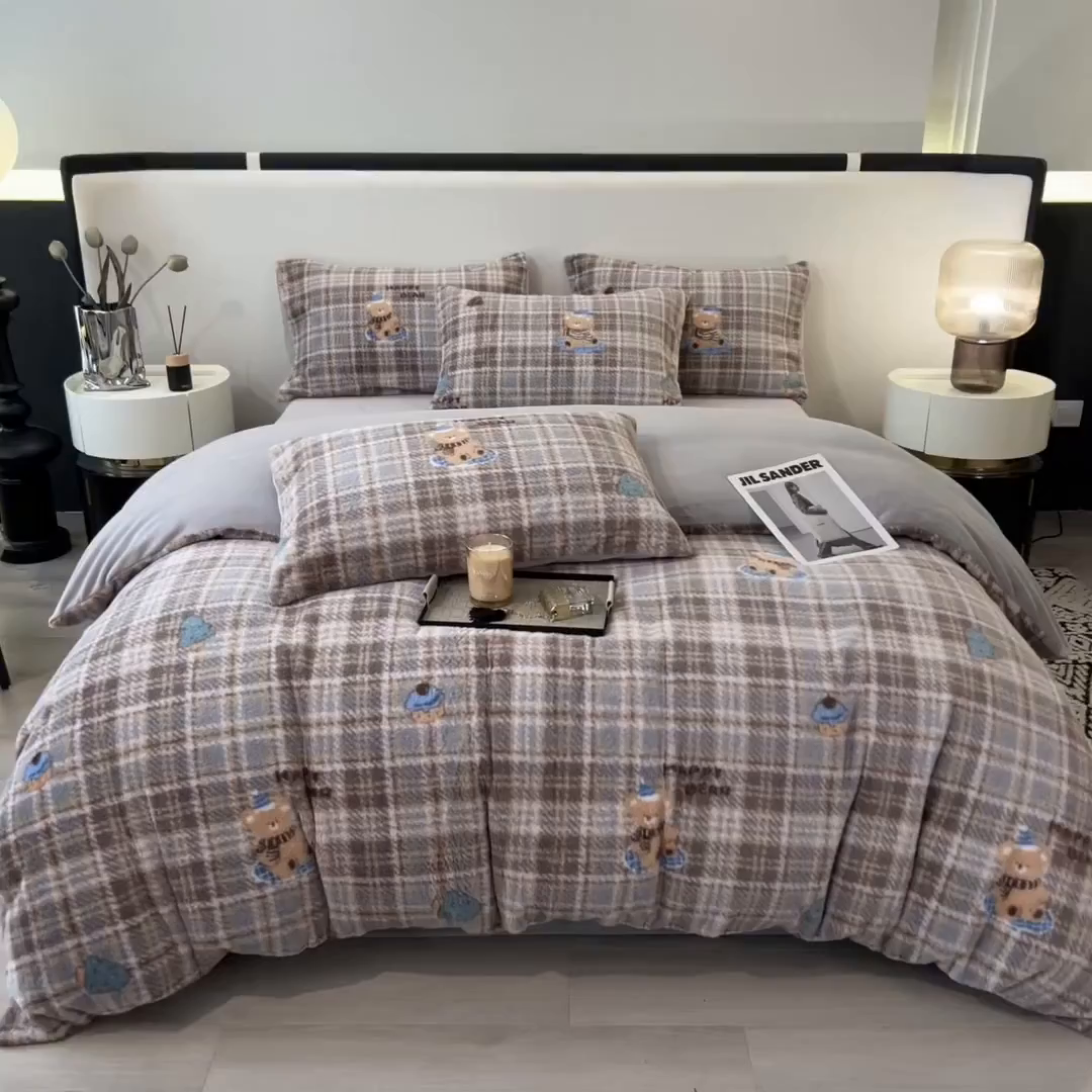 91家纺网 家纺一手货源 找家纺 倾慕家纺 2026新款高克重兔毛绒保暖四件套 线格熊黑灰