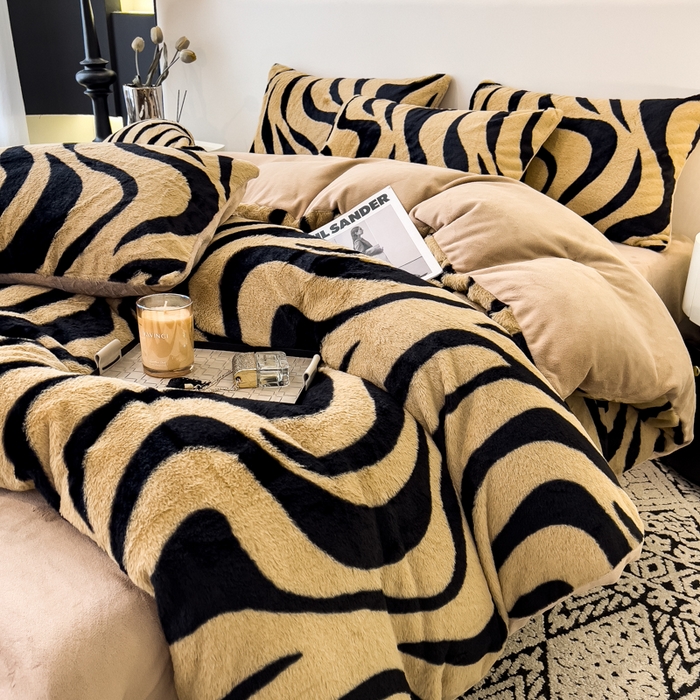 91家纺网 家纺一手货源 找家纺 倾慕家纺 2026新款高克重兔毛绒保暖单被套 斑马纹卡其