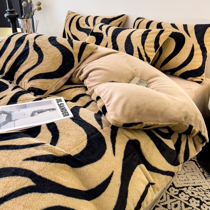 91家纺网 家纺一手货源 找家纺 倾慕家纺 2026新款高克重兔毛绒保暖单被套 斑马纹卡其