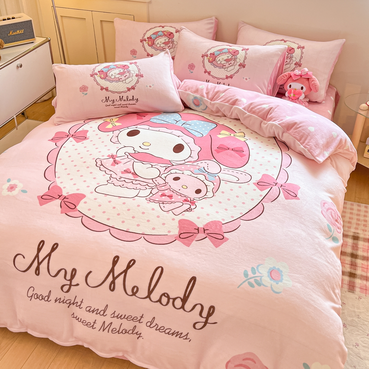 91家纺网 家纺一手货源 找家纺 博雅 2025新款三丽鸥正版授权高克重大版牛奶绒四件套 牛奶绒大版-小花美乐蒂