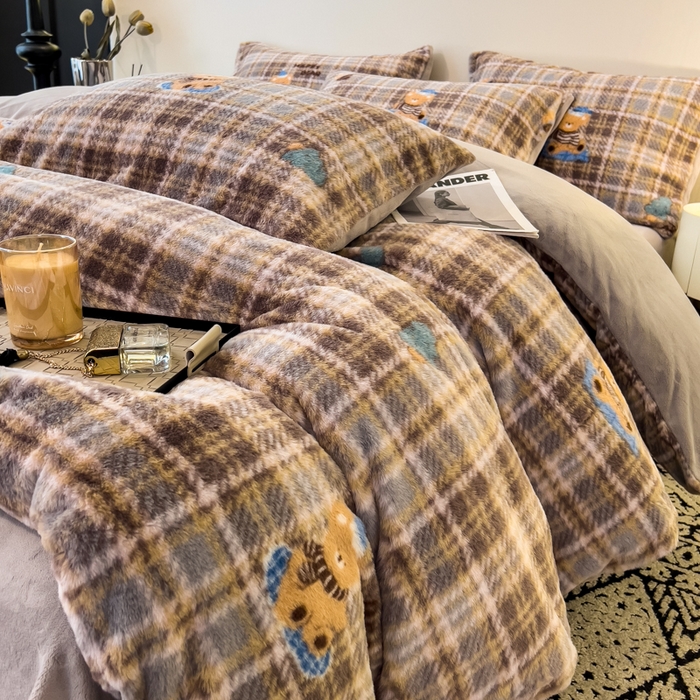 91家纺网 家纺一手货源 找家纺 倾慕家纺 2026新款高克重兔毛绒保暖单被套 线格熊兰绿